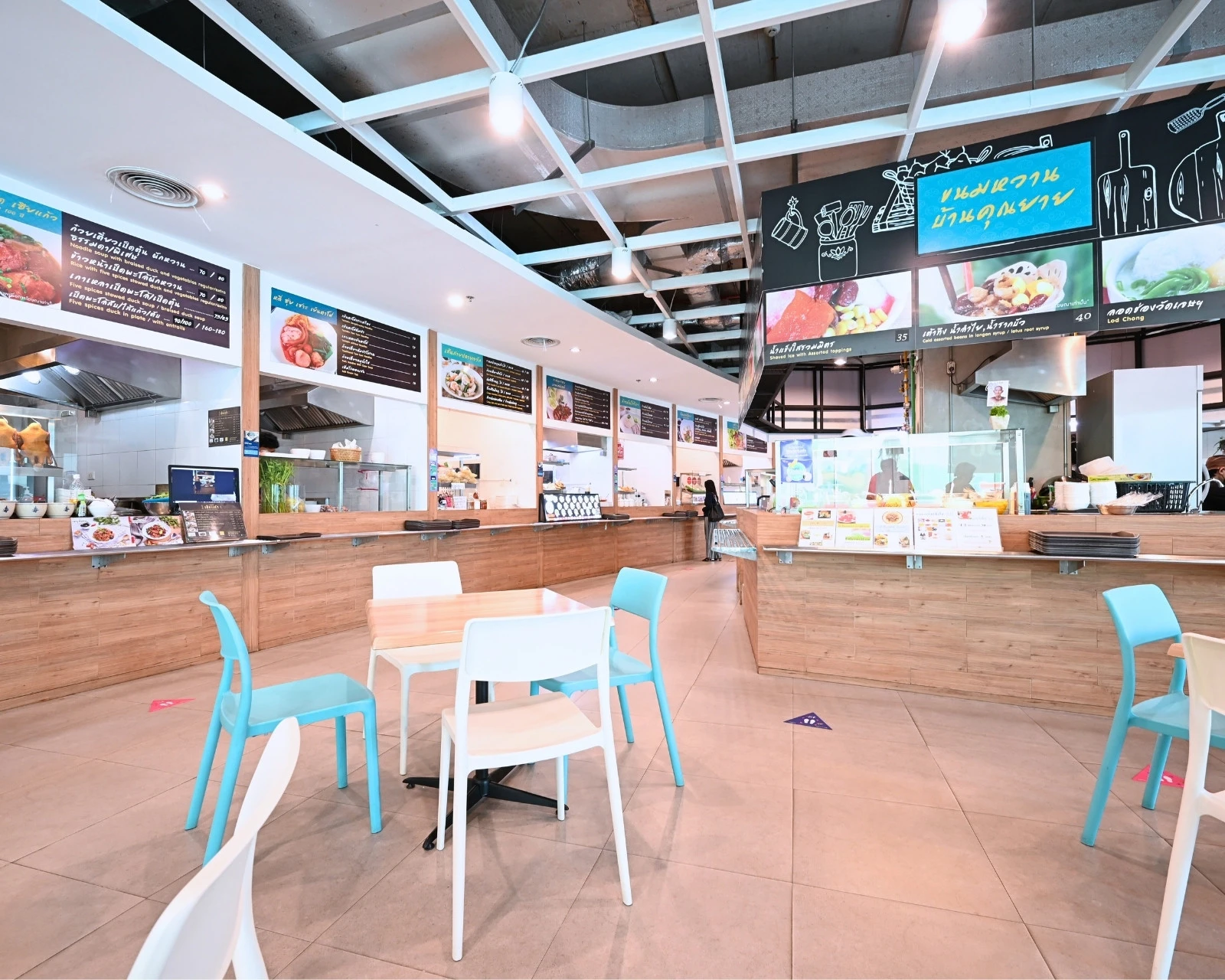 ฟู้ดคอร์ท Vi Plaza ชั้น 3 รวมของอร่อยหลายสไตล์ ในบรรยากาศสบายๆ