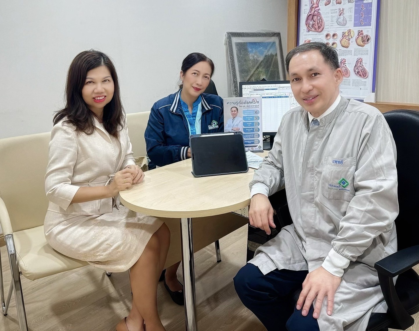 รายการวิทยุ Happy & Healthy ช่วง Health Talk พบกับการพูดคุยในหัว ฮีทสโตรก (Heat Stroke) ที่มักเจอในช่วงฤดูร้อน โดย พลอากาศโท นพ.วรงค์ ลาภานันต์ ประธานศูนย์หัวใจ รพ.วิภาวดี